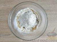 Фото приготовления рецепта: Закусочные творожные маффины с оливками и ветчиной - шаг №8