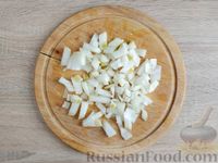 Фото приготовления рецепта: Салат с копченой курицей, маринованными грибами, огурцами и яйцами - шаг №4