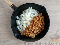 Фото приготовления рецепта: Салат с копченой курицей, маринованными грибами, огурцами и яйцами - шаг №5