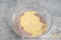 Фото приготовления рецепта: Шоколадные маффины на кефире - шаг №6