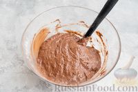 Фото приготовления рецепта: Шоколадные маффины на кефире - шаг №7