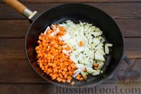 Фото приготовления рецепта: Рис с грибами и тефтелями (на сковороде) - шаг №8