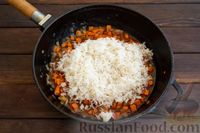 Фото приготовления рецепта: Рис с грибами и тефтелями (на сковороде) - шаг №12