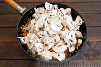 Фото приготовления рецепта: Рис с грибами и тефтелями (на сковороде) - шаг №13