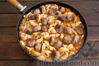 Фото приготовления рецепта: Рис с грибами и тефтелями (на сковороде) - шаг №15