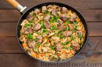 Фото приготовления рецепта: Рис с грибами и тефтелями (на сковороде) - шаг №17