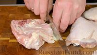 Фото приготовления рецепта: Жареная курица на сковороде в сливочно-чесночном соусе - шаг №1
