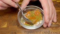 Фото приготовления рецепта: Жареная курица на сковороде в сливочно-чесночном соусе - шаг №2