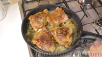 Фото приготовления рецепта: Жареная курица на сковороде в сливочно-чесночном соусе - шаг №4