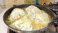 Фото приготовления рецепта: Жареная курица на сковороде в сливочно-чесночном соусе - шаг №5