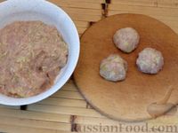 Фото приготовления рецепта: Куриные тефтели с кабачками, тушенные в томатном соусе - шаг №4