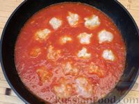 Фото приготовления рецепта: Куриные тефтели с кабачками, тушенные в томатном соусе - шаг №10