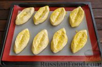 Фото приготовления рецепта: Дрожжевые пирожки-"лодочки" с сыром, чесноком и зеленью (в духовке) - шаг №15