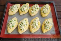 Фото приготовления рецепта: Дрожжевые пирожки-"лодочки" с сыром, чесноком и зеленью (в духовке) - шаг №16