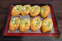Фото приготовления рецепта: Дрожжевые пирожки-"лодочки" с сыром, чесноком и зеленью (в духовке) - шаг №17