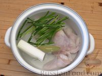 Фото приготовления рецепта: Куриный суп с фасолью, грибами, капустой и пшеном - шаг №2