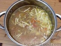 Фото приготовления рецепта: Куриный суп с фасолью, грибами, капустой и пшеном - шаг №13