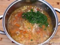 Фото приготовления рецепта: Куриный суп с фасолью, грибами, капустой и пшеном - шаг №15