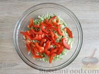 Фото приготовления рецепта: Салат с креветками, молодой капустой, огурцами и болгарским перцем - шаг №6