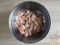 Фото приготовления рецепта: Салат с креветками, молодой капустой, огурцами и болгарским перцем - шаг №3