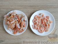 Фото приготовления рецепта: Салат с креветками, молодой капустой, огурцами и болгарским перцем - шаг №4