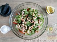 Фото приготовления рецепта: Салат с креветками, молодой капустой, огурцами и болгарским перцем - шаг №11