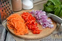 Фото приготовления рецепта: Голубцы из молодой капусты с курицей, тушенные в овощном соусе - шаг №2