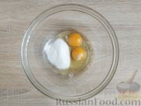Фото приготовления рецепта: Двухслойные творожно-бисквитные пирожные с какао - шаг №5