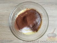 Фото приготовления рецепта: Двухслойные творожно-бисквитные пирожные с какао - шаг №7
