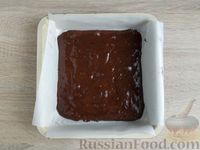 Фото приготовления рецепта: Двухслойные творожно-бисквитные пирожные с какао - шаг №9