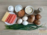 Фото приготовления рецепта: Слоёный салат с картофелем, тунцом, крабовыми палочками, сыром и яйцами - шаг №1