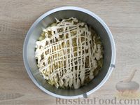 Фото приготовления рецепта: Слоёный салат с картофелем, тунцом, крабовыми палочками, сыром и яйцами - шаг №7