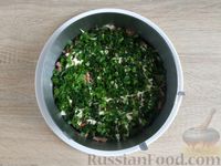 Фото приготовления рецепта: Слоёный салат с картофелем, тунцом, крабовыми палочками, сыром и яйцами - шаг №11