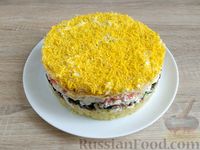 Фото приготовления рецепта: Слоёный салат с картофелем, тунцом, крабовыми палочками, сыром и яйцами - шаг №19