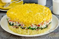 Фото приготовления рецепта: Слоёный салат с картофелем, тунцом, крабовыми палочками, сыром и яйцами - шаг №20