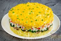 Фото приготовления рецепта: Слоёный салат с картофелем, тунцом, крабовыми палочками, сыром и яйцами - шаг №21