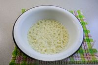 Фото приготовления рецепта: Рис с фаршем, шпинатом и помидорами (на сковороде) - шаг №3