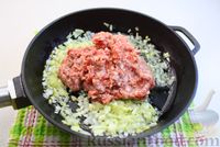 Фото приготовления рецепта: Рис с фаршем, шпинатом и помидорами (на сковороде) - шаг №8