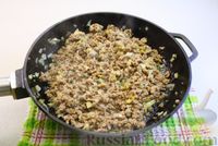 Фото приготовления рецепта: Рис с фаршем, шпинатом и помидорами (на сковороде) - шаг №9