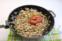 Фото приготовления рецепта: Рис с фаршем, шпинатом и помидорами (на сковороде) - шаг №11