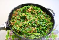 Фото приготовления рецепта: Рис с фаршем, шпинатом и помидорами (на сковороде) - шаг №17