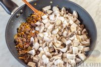 Фото приготовления рецепта: Сырный суп с грибами и мясным фаршем - шаг №11