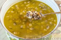 Фото приготовления рецепта: Сырный суп с грибами и мясным фаршем - шаг №14