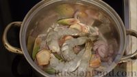 Фото приготовления рецепта: Тайский суп "Том Ям" с креветками - шаг №5