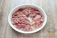 Фото приготовления рецепта: Свинина, запечённая с грибами, помидорами и сыром фета - шаг №5