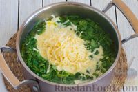 Фото приготовления рецепта: Суп из шпината с сыром и молоком - шаг №5
