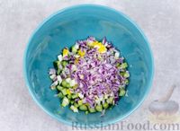 Фото приготовления рецепта: Салат с кальмарами, огурцами, помидорами и яйцами - шаг №6