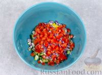 Фото приготовления рецепта: Салат с кальмарами, огурцами, помидорами и яйцами - шаг №7