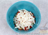 Фото приготовления рецепта: Салат с кальмарами, огурцами, помидорами и яйцами - шаг №8