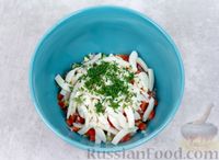 Фото приготовления рецепта: Салат с кальмарами, огурцами, помидорами и яйцами - шаг №9